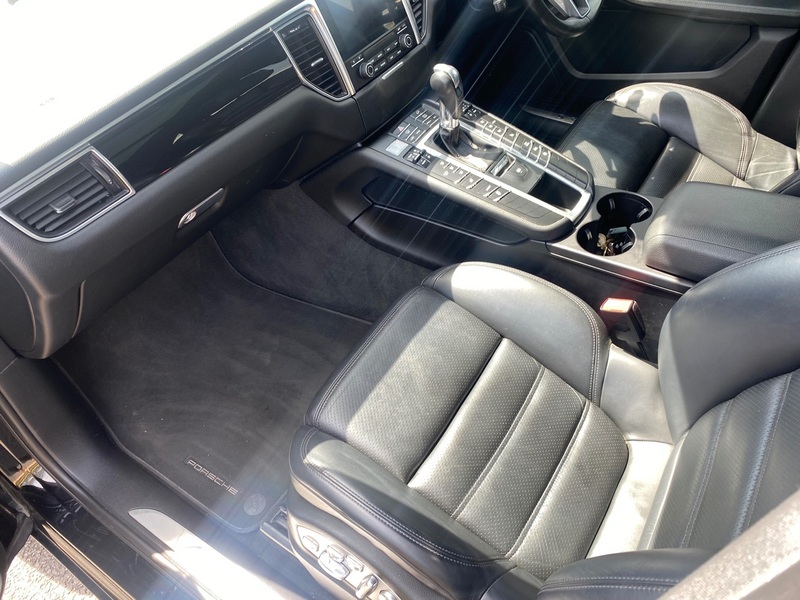 PORSCHE MACAN