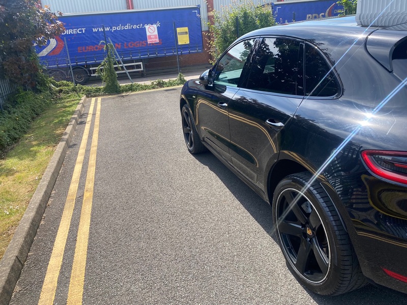 PORSCHE MACAN