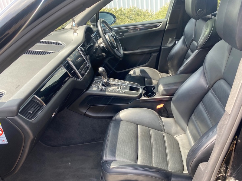 PORSCHE MACAN
